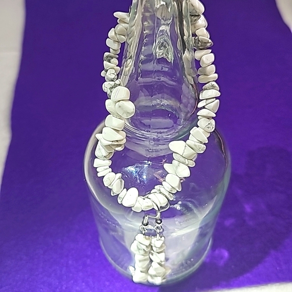 Natural Howlite Stone Bracelet with Matching Dangle Earrings - Picture 3 of 4